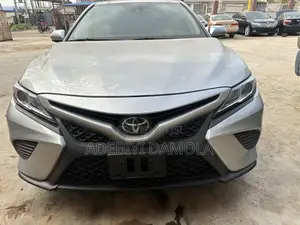 Toyota Camry SE FWD (2.5L 4cyl 8AM) 2018 Gray