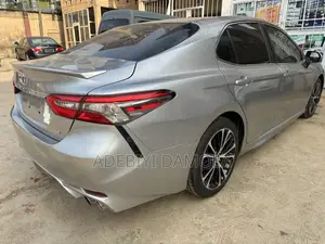 Toyota Camry SE FWD (2.5L 4cyl 8AM) 2018 Gray