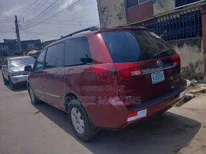 Toyota Sienna 2006 Red