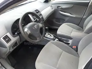 Toyota Corolla LE 4dr Sedan (1.8L 4cyl 4A) 2010 Silver