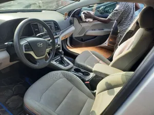 Hyundai Elantra SE Sedan FWD (2.0L 4cyl 6M) 2017 Silver