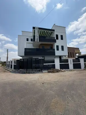 5bdrm Duplex in Carlton Gate Estate for sale