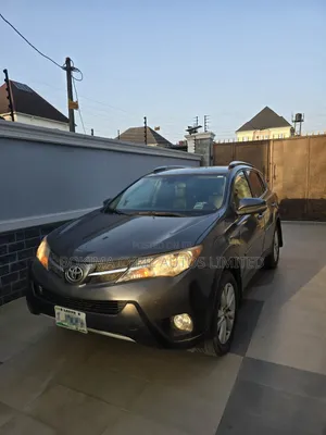 Toyota RAV4 Limited 4dr SUV (2.5L 4cyl 6A) 2014 Gray