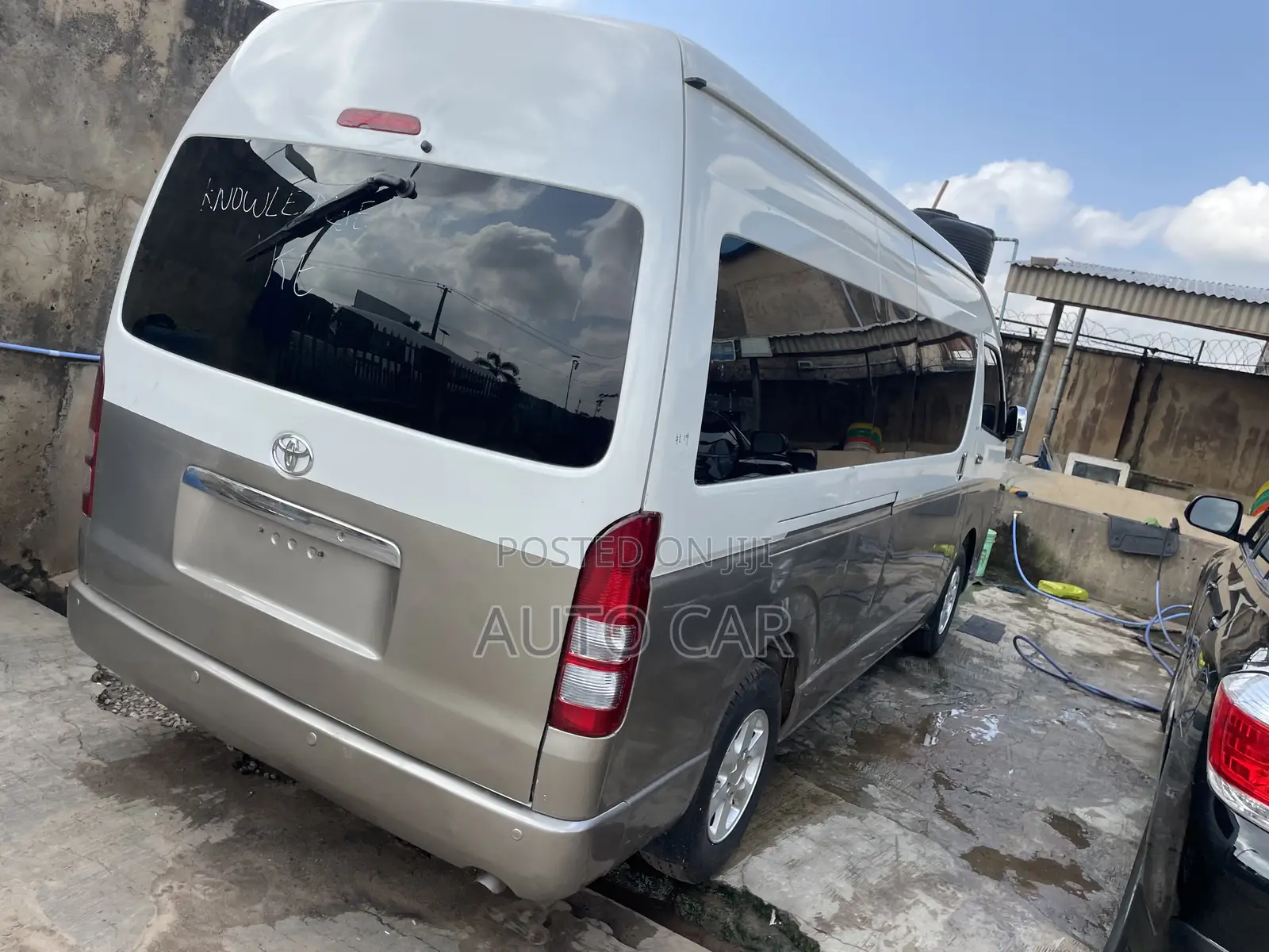 Toyota HiAce 2013 Gold
