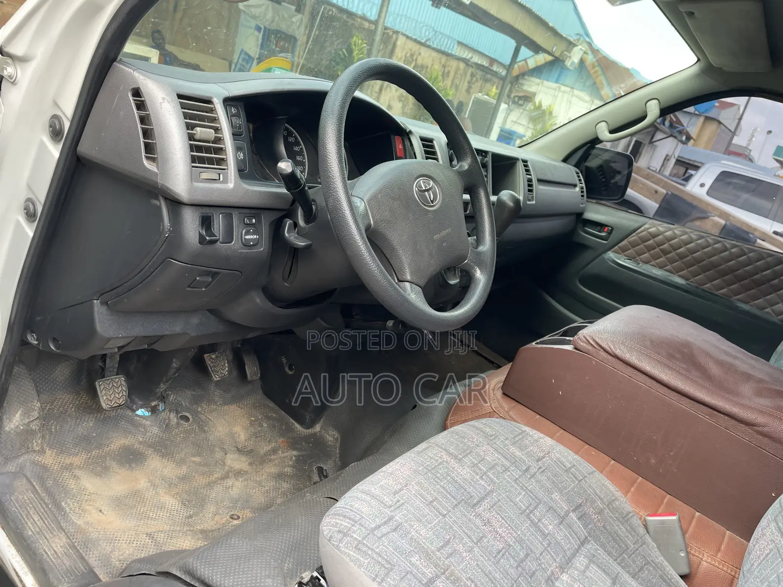 Toyota HiAce 2013 Gold