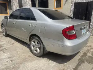Toyota Camry LE 4dr Sedan (2.4L 4cyl 5M) 2004 Silver