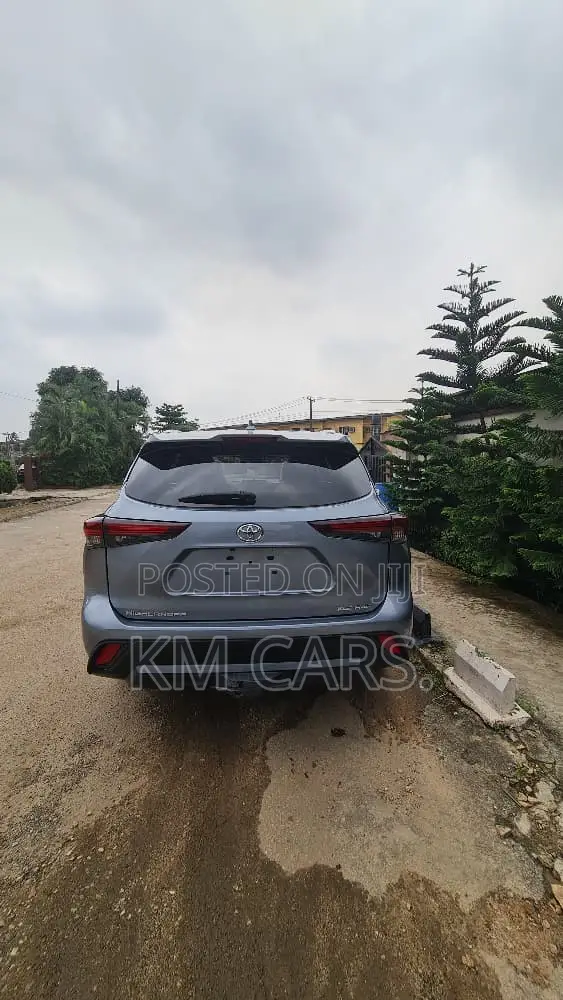 Toyota Highlander XLE AWD 2024 Blue