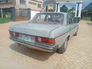 Mercedes-Benz 230E 1985 Blue