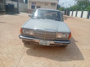Mercedes-Benz 230E 1985 Blue