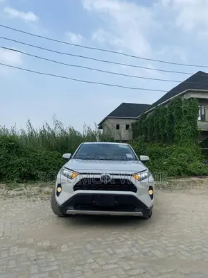 Toyota RAV4 XLE 2021 Off white