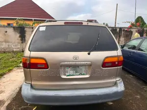 Toyota Sienna 2003 Gold