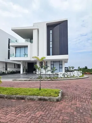 5bdrm Duplex in Osapa london for sale