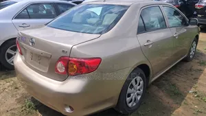 Toyota Corolla LE 4dr Sedan (1.8L 4cyl 4A) 2010 Gold