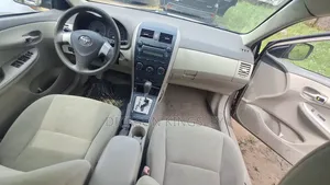 Toyota Corolla LE 4dr Sedan (1.8L 4cyl 4A) 2010 Gold