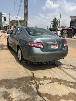 Toyota Camry XLE 4dr Sedan (2.5L 4cyl 6A) 2011 Green