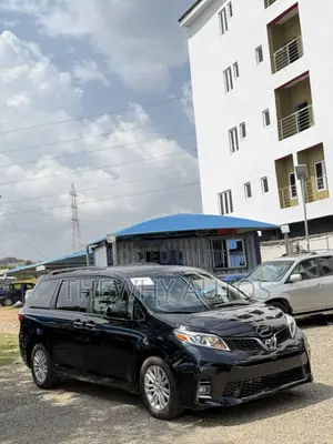 Toyota Sienna XLE 7 Passenger (3.5L 6cyl 6A) 2016 Black