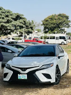 Toyota Camry SE FWD 2020 White