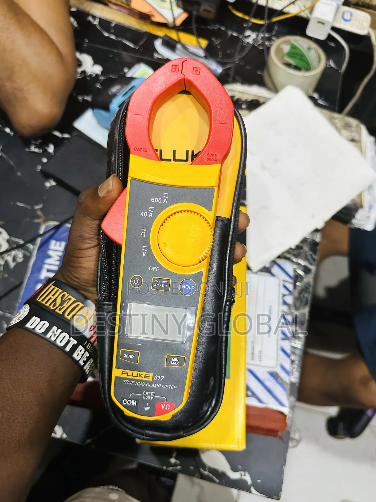 FLUKE 317 True-RMS Clamp Meter —