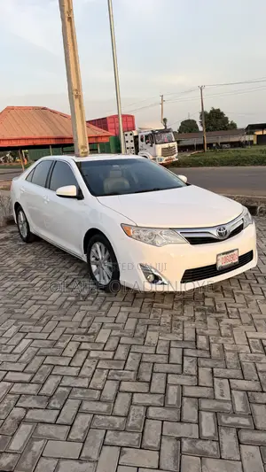 Toyota Camry XLE 4dr Sedan (2.5L 4cyl 6A) 2012 White