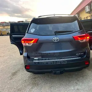Toyota Highlander XLE 4x4 V6 (3.5L 6cyl 8A) 2018 Blue