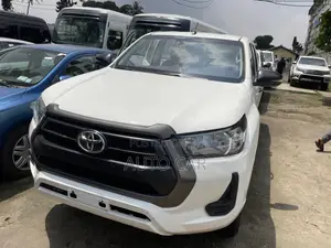 Toyota Hilux 2022 White