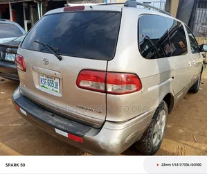 Toyota Sienna LE 2002 Silver