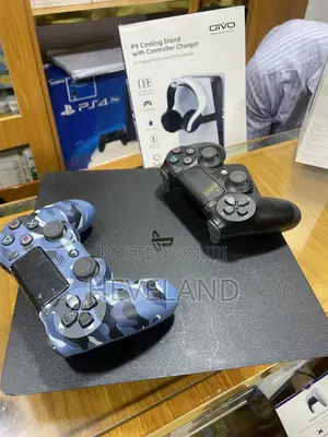 Uk Clean Used Ps4 Console (With Two Pads)
