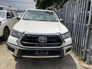 Toyota Hilux 2023 White
