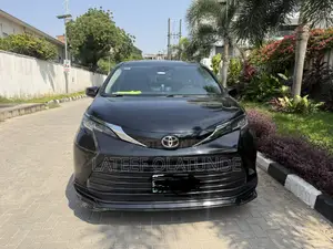 Toyota Sienna LE 2022 Black