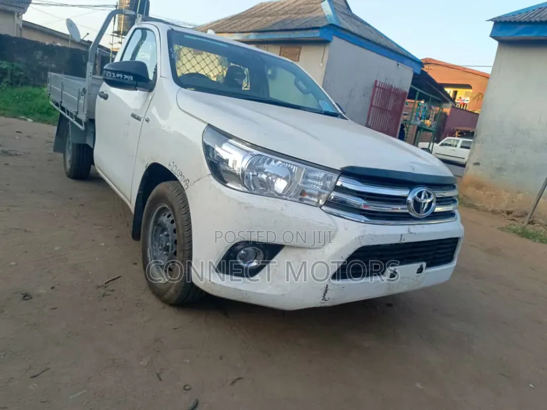 Toyota Hilux 2022 White