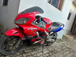 Honda CBR 2005 Red