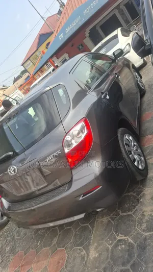 Toyota Matrix Hatchback FWD (1.8L 4cyl 5M) 2009 Gray