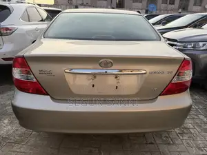 Toyota Camry XLE V6 4dr Sedan (3.0L 6cyl 5A) 2004 Gold