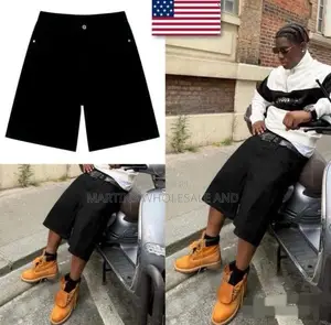 Features a Casual Streetwear Outfit Combining a Relaxed-Fit White