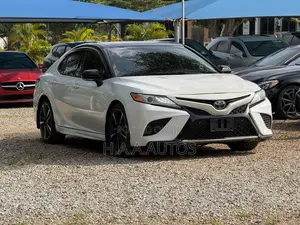 Toyota Camry SE FWD 2020 White