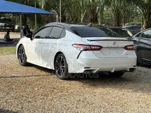 Toyota Camry SE FWD 2020 White