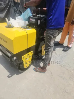 Single Drum Compacting Roller
