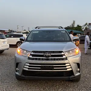 Toyota Highlander XLE 4x4 V6 (3.5L 6cyl 8A) 2018 Silver
