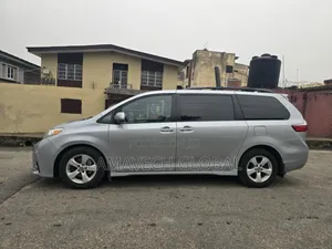 Toyota Sienna LE FWD 2020 Gray
