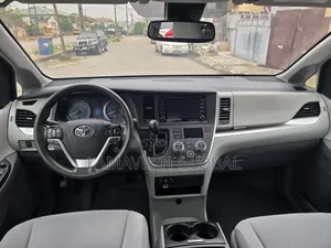 Toyota Sienna LE FWD 2020 Gray