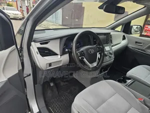 Toyota Sienna LE FWD 2020 Gray