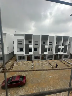 4bdrm Townhouse / Terrace in Osapa london for rent
