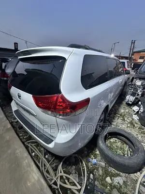 Toyota Sienna LE 8 Passenger 2012 White