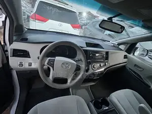 Toyota Sienna LE 8 Passenger 2012 White