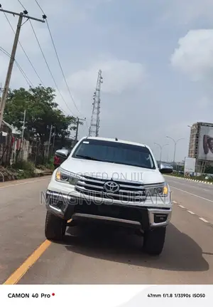 Toyota Hilux SR5 4x4 2017 White