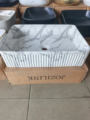 Executive Countertop Busy Carrara White