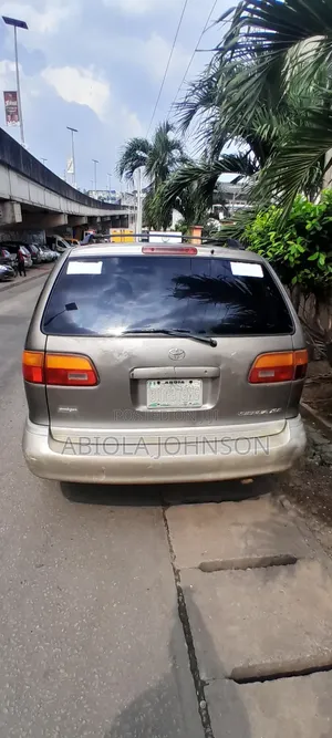 Toyota Sienna XLE & 1 hatch 2000 Gold