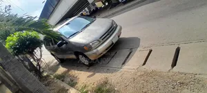 Toyota Sienna XLE & 1 hatch 2000 Gold