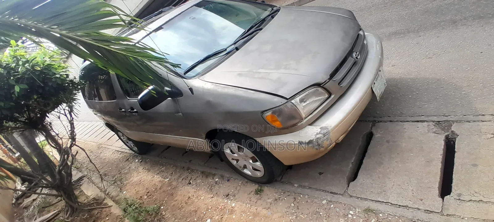 Toyota Sienna XLE & 1 hatch 2000 Gold