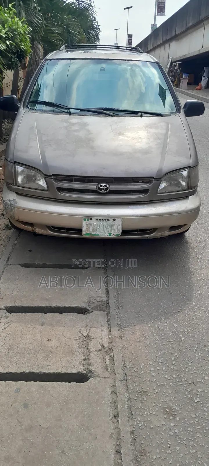 Toyota Sienna XLE & 1 hatch 2000 Gold